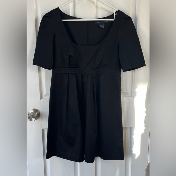 French Connection Dresses & Skirts - French Connection black scoop neck mini dress size 8